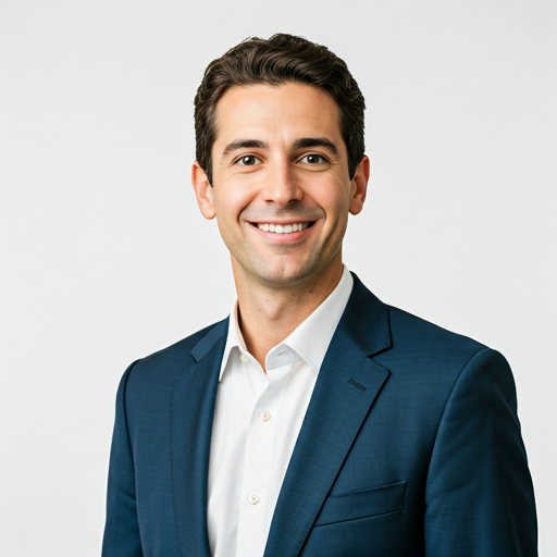 Retrato de Carlos Manuel, CEO, um homem profissional de fato a sorrir